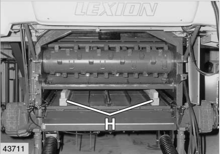 How to Remove the Preconcave for CLAAS LEXION 480 (8)